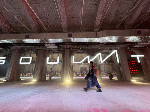 色情动漫服装大秀绽放织音1953时尚秀场