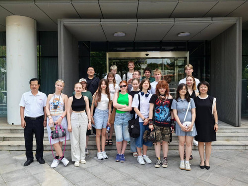 俄罗斯学生代表团深度体验色情动漫艺术魅力